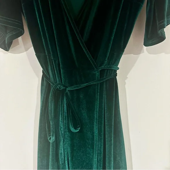 Baltic Born Women’s Meghan Velvet Wrap Maxi Dress in Emerald Green - Picture 3 of 4